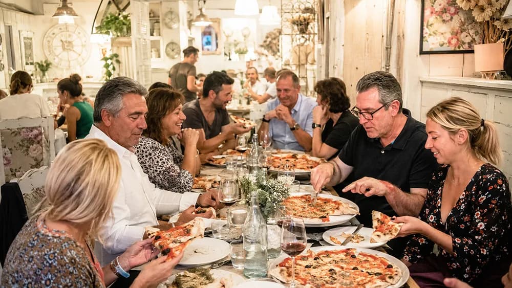Una famiglia e amici condividono una cena in pizzeria
