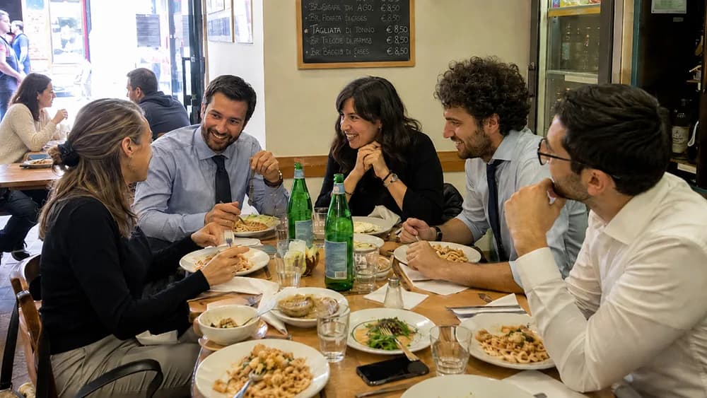Un gruppo di colleghi pranza insieme durante la pausa lavoro