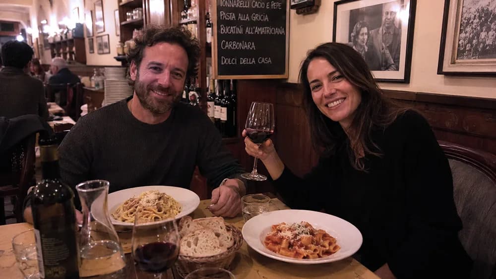 Una coppia brinda a cena in un ristorante durante una vacanza